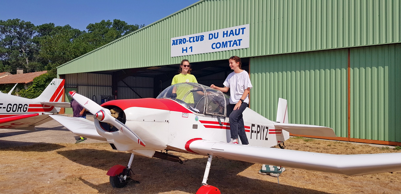 Jeunes femmes leçon de pilotage sur avion Jodel de l'aéroclub de valréas