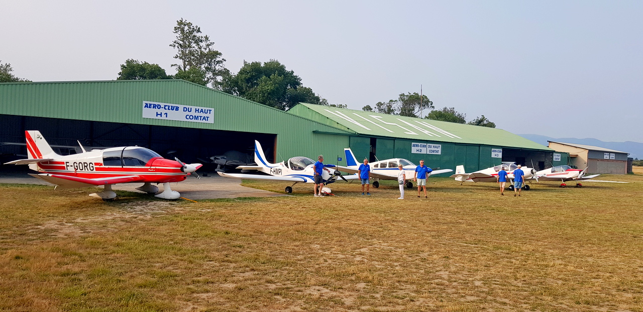Les avions de l'aéroclub de Valréas-Visan Vaucluse devant les hangars