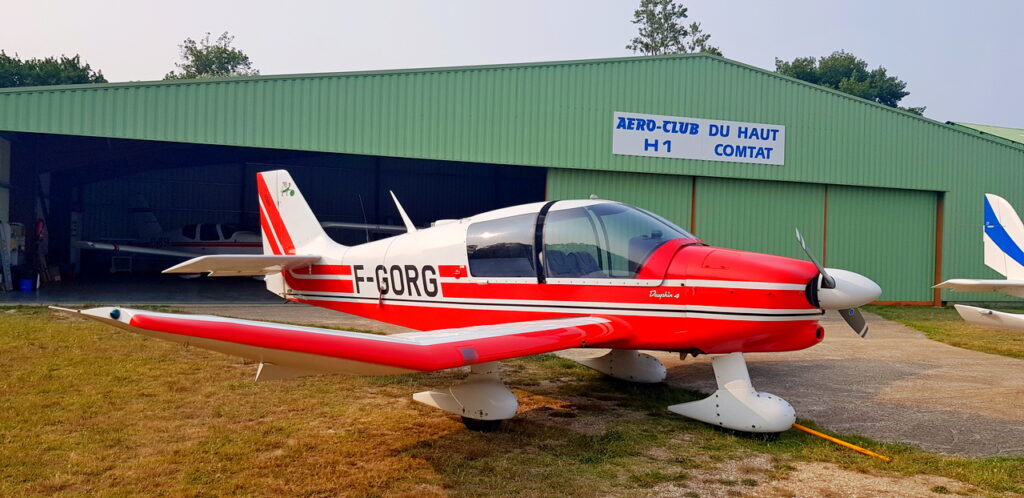Avion de loisir à hélice modèle DR-400 aéroclub de Valréas-Visan