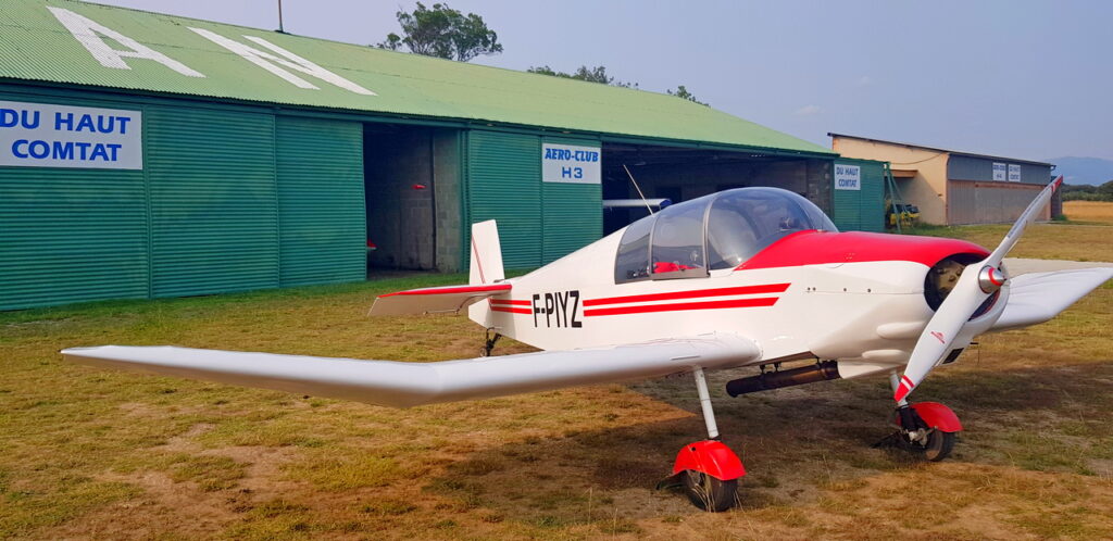 Avion à hélice de modèle Jodel D-113 de l'aéro-club de Valréas-Visan