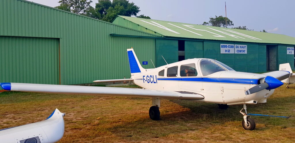 Avion à hélice de loisir PA-28 de l'aéroclub de Valréas-Visan